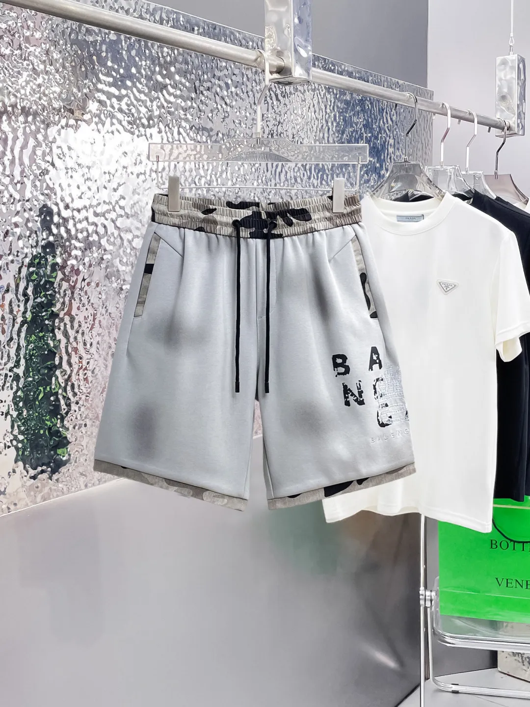 Balenciaga's three-standard complete 2026 summer New Arrival men's casual shorts, advanced custom-made Breathable fabric, Breathable fabric, extremely stretchy and comfortable, impeccable details, top-grade accessories, original logo design concept, delicate and soft feel! The upper body fit is awesome! Size: M-XXXL Please state your height and weight when ordering